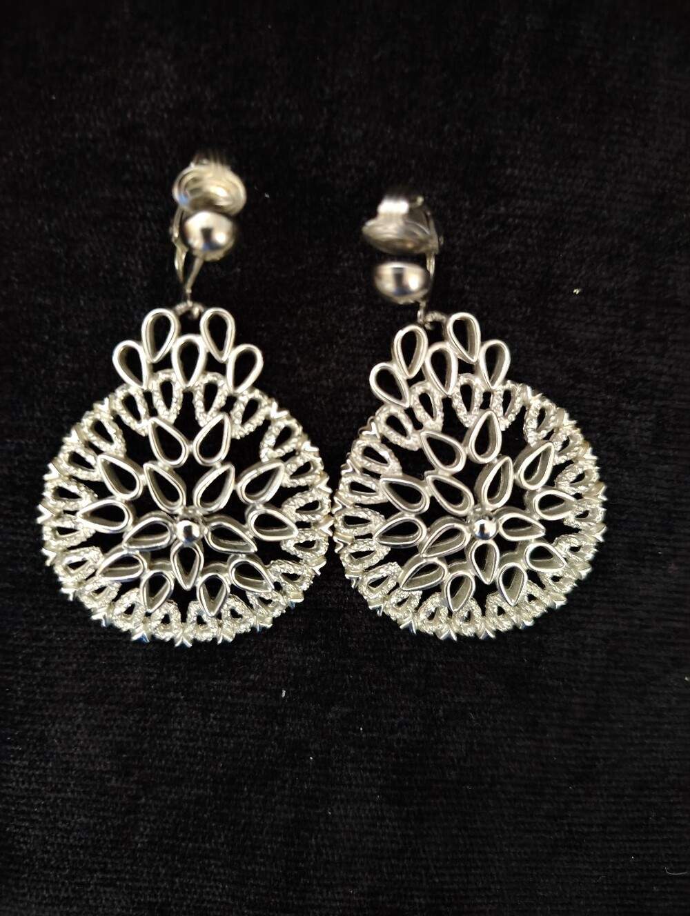 Vtg. Sarah Coventry Dangle Clip On Earrings. " Venetian"
